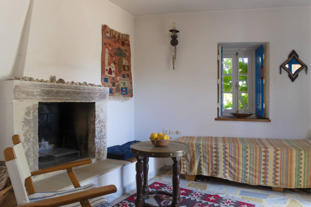 Interior of the living room featuring a fireplace and traditional island decor.